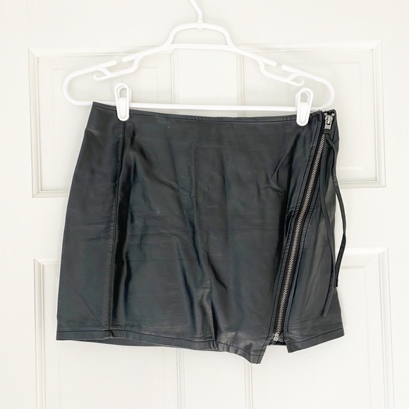 H&M DIVIDED faux leather mini skirt size 6 black - Picture 1 of 5
